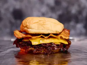 Cheese Bacon + Papas de Adiccion Burgers