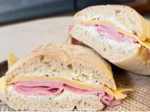 Sandwich de jamon y queso de AMA VIDA