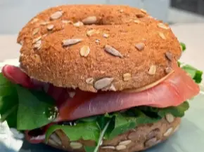 Bagel de peras, roquefort y jamon crudo de AMA VIDA