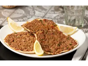 Empanada árabe abierta (lehmeyun) x 1 de Armenian Restaurante