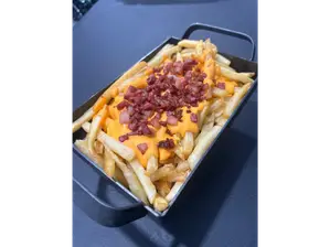Porcion de papas con chedar y bacon de Babas