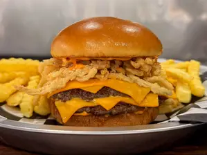 Crispy burger simple con papas de Bagui