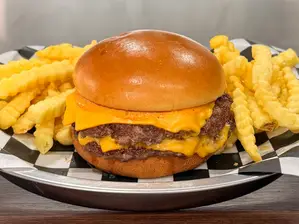 Cheese Burger simple con papas de Bagui