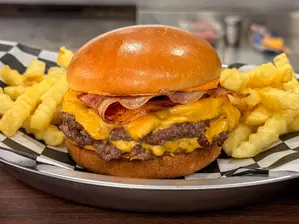 Bagui burger simple con papas de Bagui