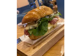 Croissant jamon crudo de Brunch Cafe de Especialidad