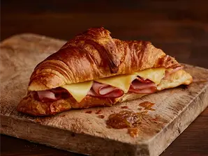 Medialuna con jamon y queso de buffetlapaz