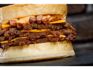 Alfajor Triple Baconnaise de Bulldog Burgers Caseros