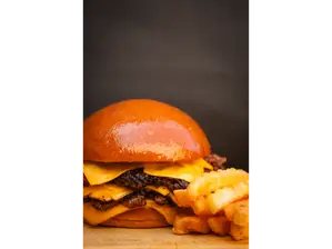 Cheese doble con papas de Burgermonts