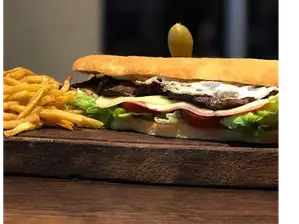Lomito completo con papas fritas de Capresse