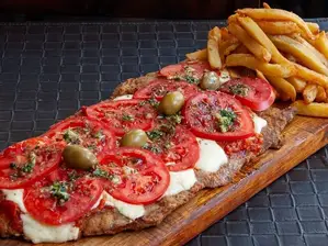 Milanesa napolitana con guarnicion de Capresse