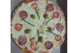 Pizza de tomates,salames y morron de Casa Asiel
