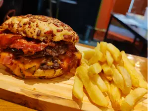 BURGER CLASSIC + PAPAS de Charly Pizza