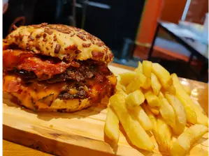 BURGER CHARLY VERDURAS+ PAPAS de Charly Pizza