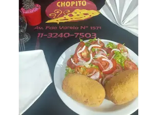 bombas de papas rellena de muzza y jamón con ensalada mixta de chopito