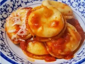 Suprema rellena con jamón y queso. Con guarnición de Click.comidas
