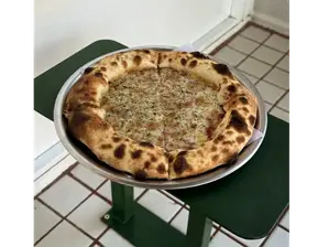 Muzza estilo Napolitano de Cru pizza de calle