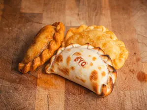 Muzza GRANDE + 6 empanadas de Daniele's pizza