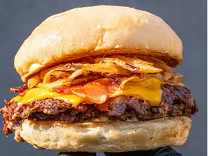 2 cuarto dasher dobles con papas sazonadas de Dasher Burger