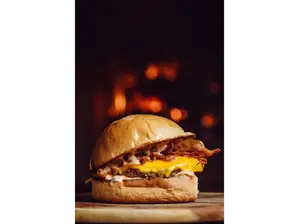 BURGER ''LA CLÁSICA CON BACON'' de DOS FUEGOS
