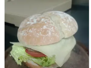 La Rincon Burger c/ guarnicion de papas fritas de El rincon de la empanada