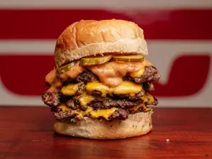 Hamburguesa Cuadruple con Papas de Flesh