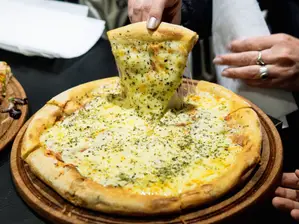 1 Muzzarella + 1 Napolitana de Fuzzio