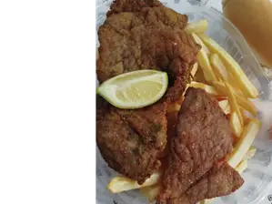 Milanesa con papas fritas de Guiseppe Rotiseria