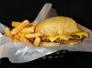 Cheeseburguer de GURÚ BURGUER Truck (Takeaway y jardín)