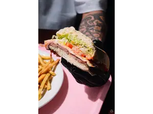 SANDWICH DE MILANGA + PAPAS MCCAIN de Hamburgueseriadebarrio