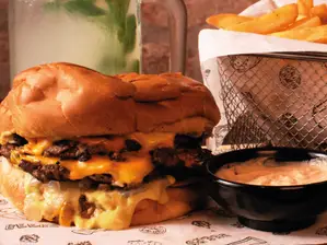 CHEESE BURGUER de HUB! Bar & Coffee
