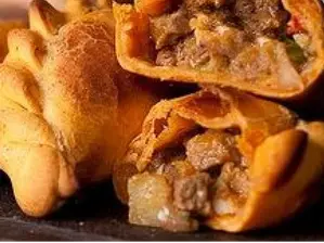 EMPANADA CORTADA A CUCHILLO de KALABANA RestoBAR