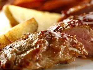 BONDIOLA DE CERDO RELLENA CON GUARNICION Y SALSA A ELECCION de KALABANA RestoBAR