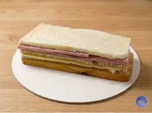 Jamón y queso x3 de Karim Saavedra