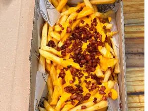 Papas fritas con cheddar y bacon de La conveniencia
