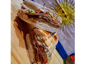 CAJA PAPAS CHEDDAR Y BACON de La Tercera Sandwicheria