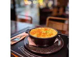cappelletti de pollo ahumado, verdeo y queso crema con salsa blanca y puerro de Labor Grill & Ahumados