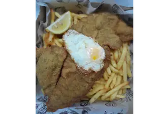 Milanesa a caballo con fritas de La Rositería