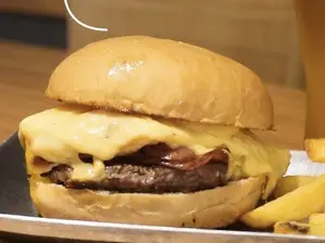Hamburguesa 4 con papas *** de Lo de Carlitos-Lanus