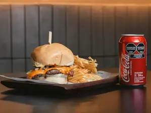 HAMBURGUESA SIMPLE CARNE CON GASEOSA 350CC de Lomitos 348 Jardín