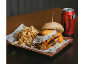 HAMBURGESA DOBLE CARNE CON GASEOSA350CC de Lomitos 348 Jardín