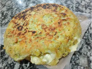 Tortilla de papa rellena con jamón y queso de Los Tres Hermanos