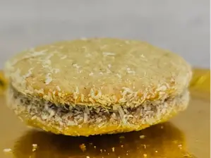 Alfajor grande con dulce de leche y coco de Mastra'ntone