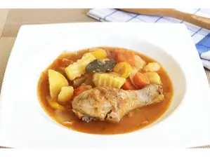 Estofado de pollo de Maxilomos y viandas