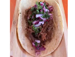 Guacamole y frijoles con totopos de Mí Cantón