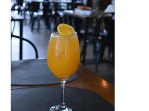 Jugo exprimido de naranja de Milá