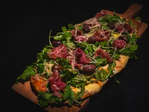 RUCULA Y CRUDO de MILVEINTIUNO LOMAS