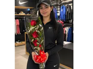 Ramo de 3 Rosas y Delicatessen de Mucho Delicatessen
