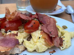 Tostón Huevos y Panceta de Numen