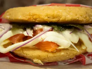Hamburguesa de Salmón de Orient Sushi Rosario