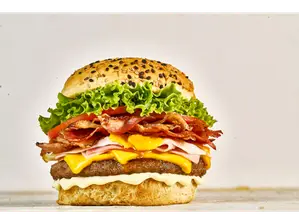 Hamburguesa Grande BACON + papas fritas de Panino Paseo del Sol